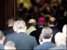 Foto referencial: Papa acompanhado de um bispo na Pro-Catedral de Santa Maria. Crédito: Daniel Ibañez
