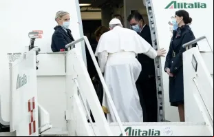Papa Francisco entra no avião