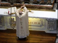 Papa Francisco na missa pelo centenário de nascimento de São João Paulo II. Crédito: Vatican Media