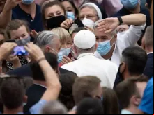 Pessoas usando máscaras cumprimentam o Papa Francisco