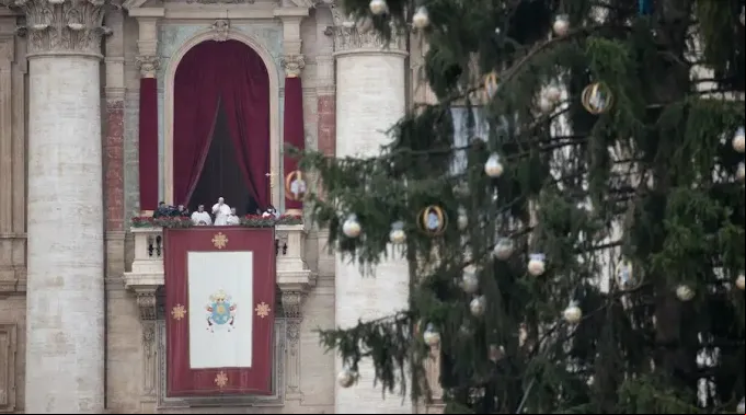 20211225_Solemnity-of-the-Nativity-of-the-Lord---_Urbi-et-Orbi_-blessing_Daniel-IbaYnYez_7.jpg ?? 