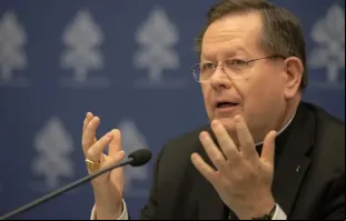 Cardeal Gérald Lacroix na entrevista coletiva em 14 de fevereiro