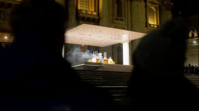 239314-eucharistic-adoration-in-st.-peters-square-12_1.jpg ?? 