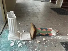 Imagem de Nossa Senhora vandalizada ao chão. Foto: Facebook