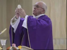 Papa Francisco celebrando missa na Capela da Casa Santa Marta.