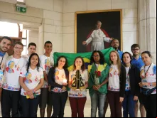 Voluntários brasileiros doam imagem de Nossa Senhora Aparecida.