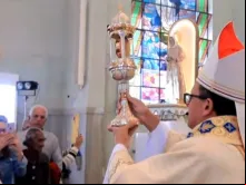 Dom José Eudes Campos do Nascimento abençoa fiéis com relíquia da beata Nhá Chica. Foto: Captura de imagem. 