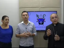 Familiares de dom João José e o  apostólico de Aracaju, dom Vitor Agnaldo explicando o motivo da renúncia do arcebispo de Aracaju. Foto: Captura de imagem.