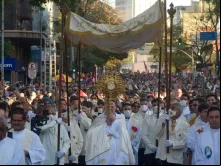 Procissão de Corpus Christi em Curitiba após dois anos de medidas impostas contra a pandemia de covid-19.