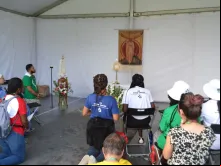 Jovens adorando Jesus Eucarístico no Festival Halleluya durante a JMJ Lisboa 2023. Foto: Natalia Zimbrão