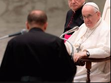 Papa Francisco prega na audiência na quarta-feira 