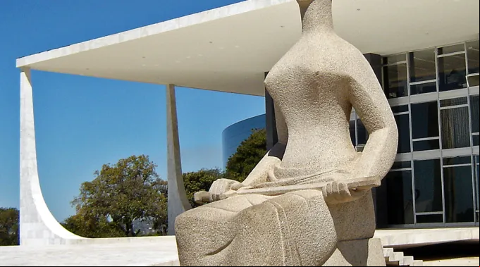 A_Justica_escultura_BSB_08_2005_24v.jpg ?? 