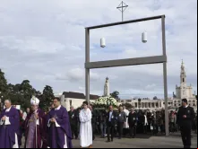 Dom António Marto e fiéis am pelo Pórtico Jubilar.