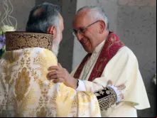 O Papa e o Catholicós Karekin se abraçam.