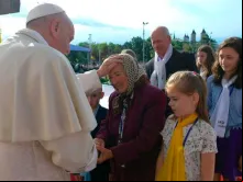 Elisabetta e Ioan, junto com sua família numerosa, saúdam o Papa Francisco em Iasi, Romênia