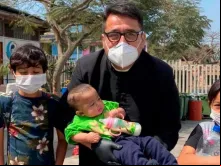 Padre Omar Sánchez Portillo e as crianças do abrigo
