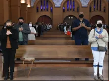 Fiéis participam de missa no Santuário Nacional de Aparecida.