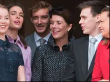 A princesa Alexandra de Hanover (esquerda) junto com sua família 