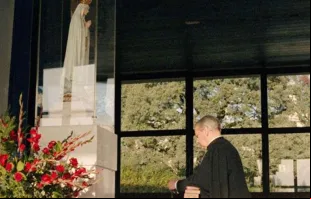 Beato Álvaro del Portillo reza na capela do Santuário de Fátima.