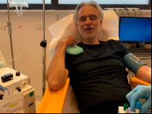 Andrea Bocelli durante a doação de sangue. Crédito: Azienda Ospedaliero Universitaria Pisana