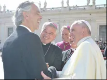 Andrea Bocelli e Papa Francisco na Praça de São Pedro.