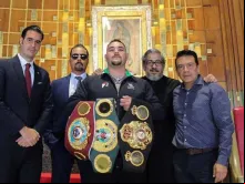 Andy Ruiz Jr. com sua comitiva e Pe. Luis Felipe García Álvarez. Crédito: Cortesia da Insigne e Basílica Nacional de Santa Maria de Guadalupe.