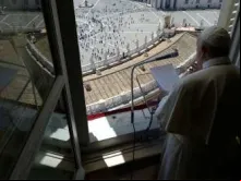 O Papa reza o Ângelus do Palácio Apostólico.