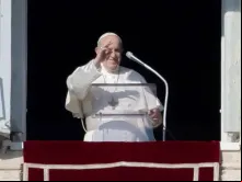 O papa acena depois do Ângelus
