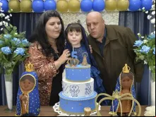 A pequena Glorinha com seus pais 