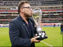 Antonio Mohamed, diretor técnico do Clube de Futebol Monterrey Rayados, levanta a taça da Liga BBVA MX em 29 de dezembro. Crédito: Facebook oficial