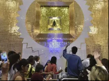 Romeiros rezam diante da imagem de Nossa Senhora Aparecida.