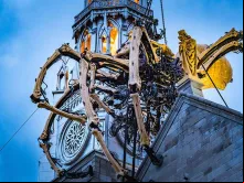 Aranha “Kumo” em cima da Catedral de Notre Dame em Ottawa, Canadá.