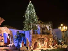 Árvore de Natal e presépio na Praça de São Pedro em 2015.