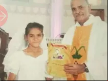 Arzoo Raja durante sua primeira comunhão.
