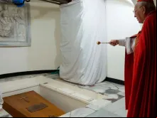 O caixão de Bento XVI no túmulo nas Grutas vaticanas