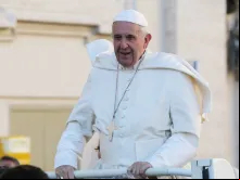 Papa no papamóvel saúda os fiéis. Foto Daniel Ibáñez