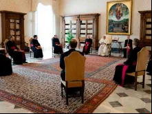 Papa Francisco durante a audiência na Biblioteca do Palácio Apostólico.