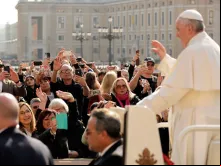 Papa Francisco saúda os peregrinos na Praça de São Pedro.