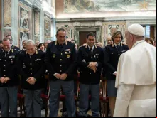 Papa Francisco recebe segurança do Vaticano .