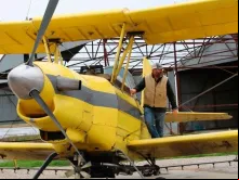 Avião usado para abençoar os campos e os fiéis em Cow Island. Crédito: Facebook Diocese de Lafayette