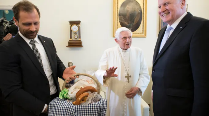BENEDICTOCUMPLEANOSPALABRAS19OSSERVATORER.jpg ?? 