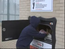 Baby Box colocada fora de um quartel de bombeiros