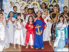 Crianças vestidas de santos no Bailinho Kids de 2016.
