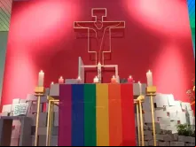 Bandeira arco-íris no altar da Igreja Jugendkirche em Würzburg em 2021