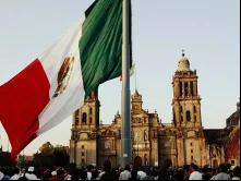 Bandeira do México, com a Catedral ao fundo.