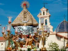 Imagem da ‘Mare de Déu de Lledó’ junto à sua basílica.