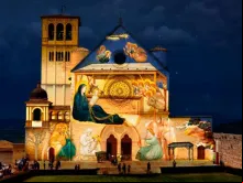 A Basílica Superior de São Francisco em Assis com uma das imagens do vídeo mapping. Crédito: Franciscanos de Assis.