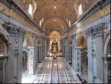 Basílica de São Pedro vazia devido à emergência de coronavírus.