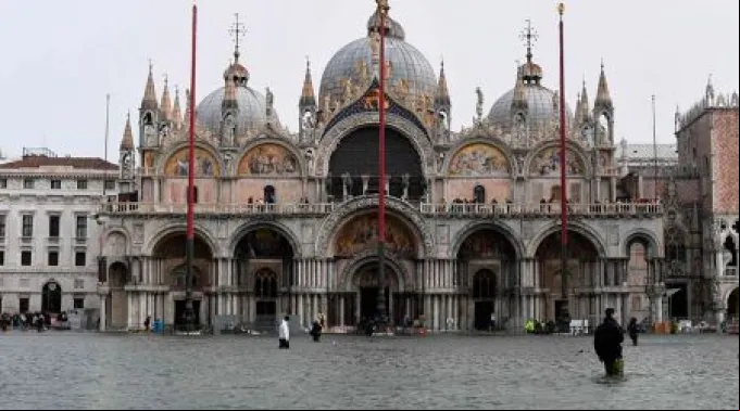 BasilicaSanMarcosInundada-TwitterLaVanguardia-311018.jpg ?? 