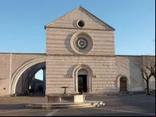 Basílica de Santa Clara em Assis.